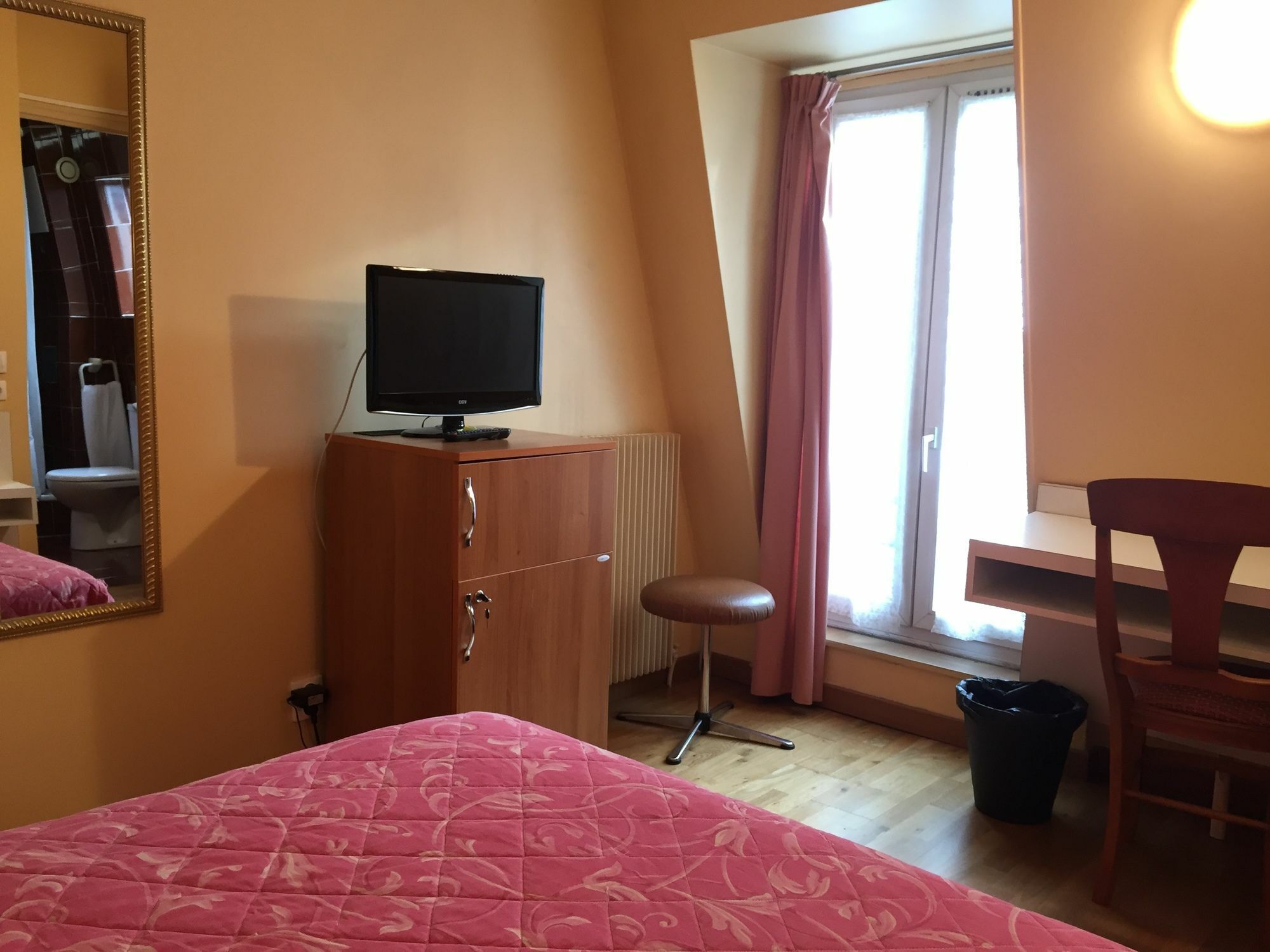 Hotel Des Pyrenees - Entre Bastille Et Nation Paris Eksteriør billede