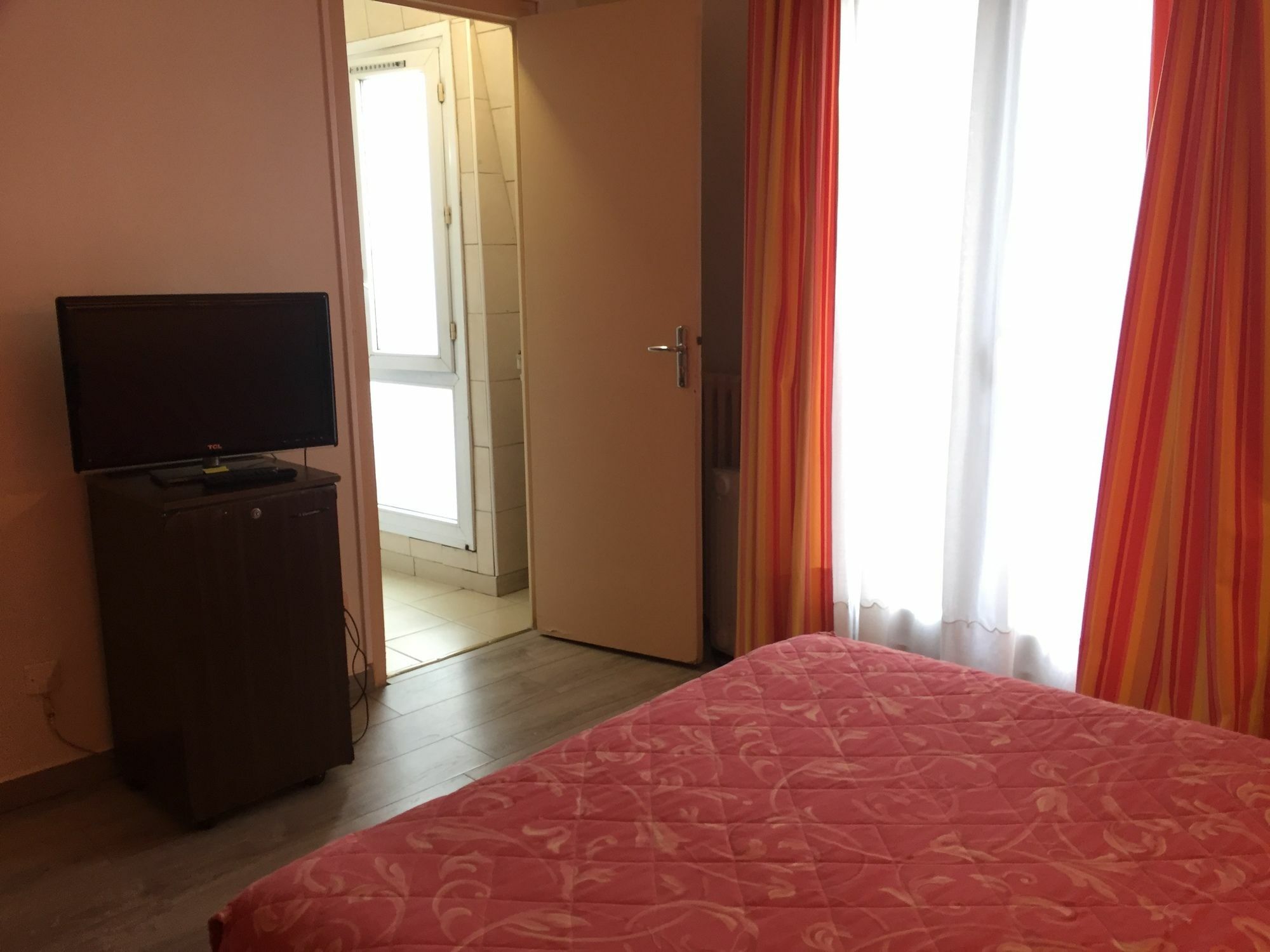 Hotel Des Pyrenees - Entre Bastille Et Nation Paris Eksteriør billede