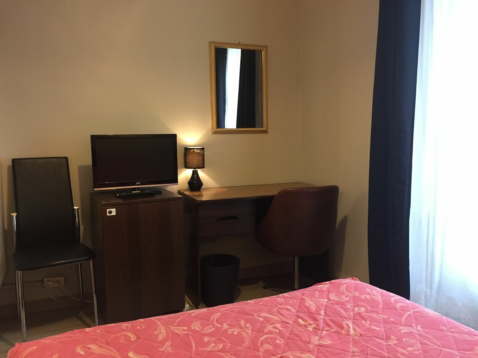 Hotel Des Pyrenees - Entre Bastille Et Nation Paris Eksteriør billede
