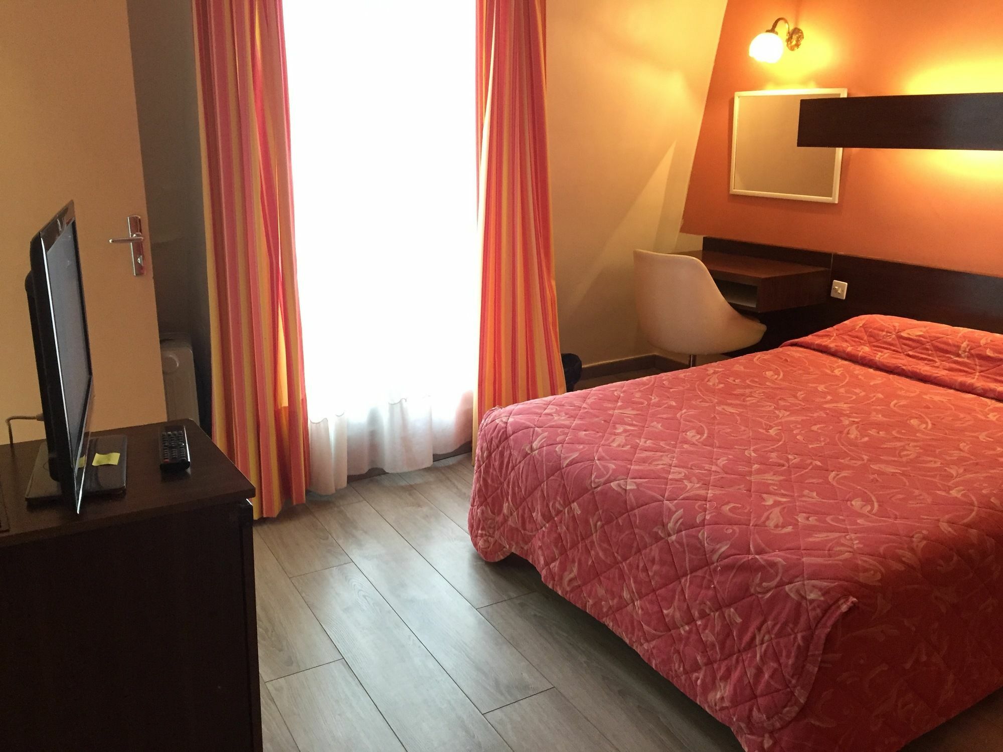 Hotel Des Pyrenees - Entre Bastille Et Nation Paris Eksteriør billede