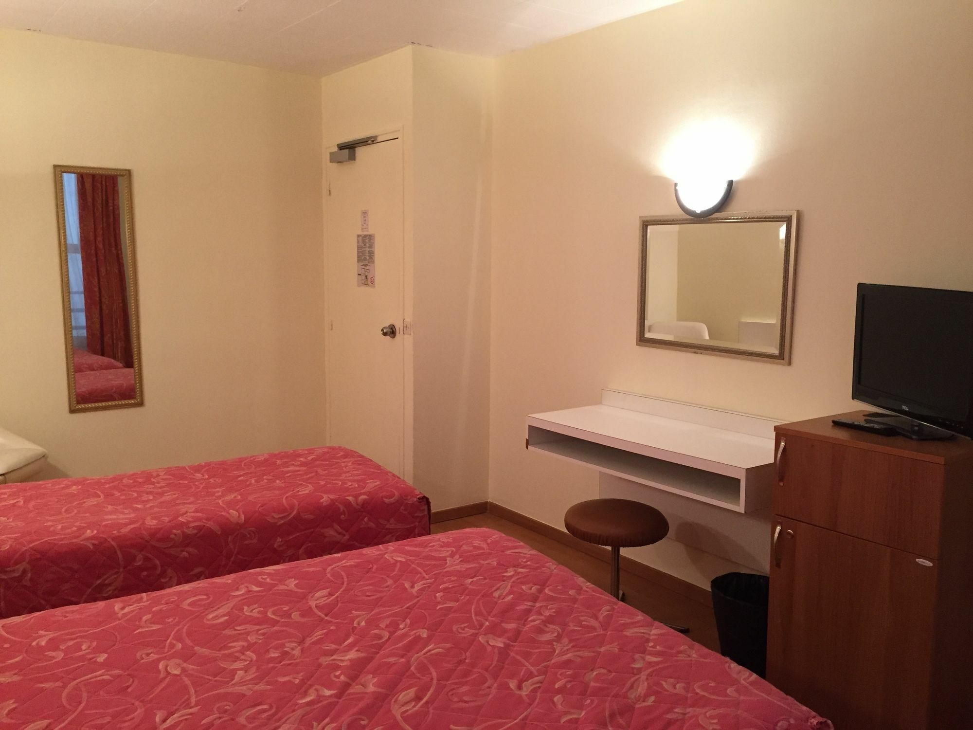 Hotel Des Pyrenees - Entre Bastille Et Nation Paris Eksteriør billede