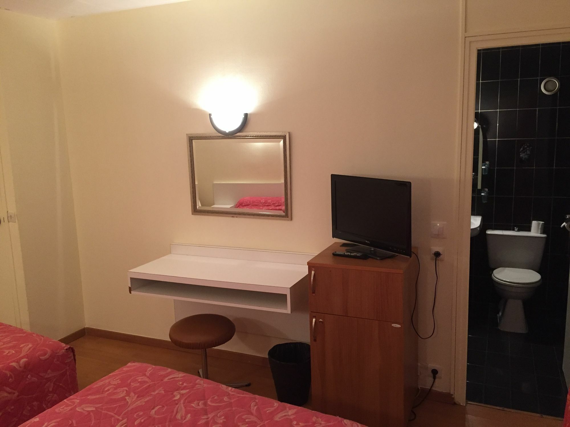 Hotel Des Pyrenees - Entre Bastille Et Nation Paris Eksteriør billede